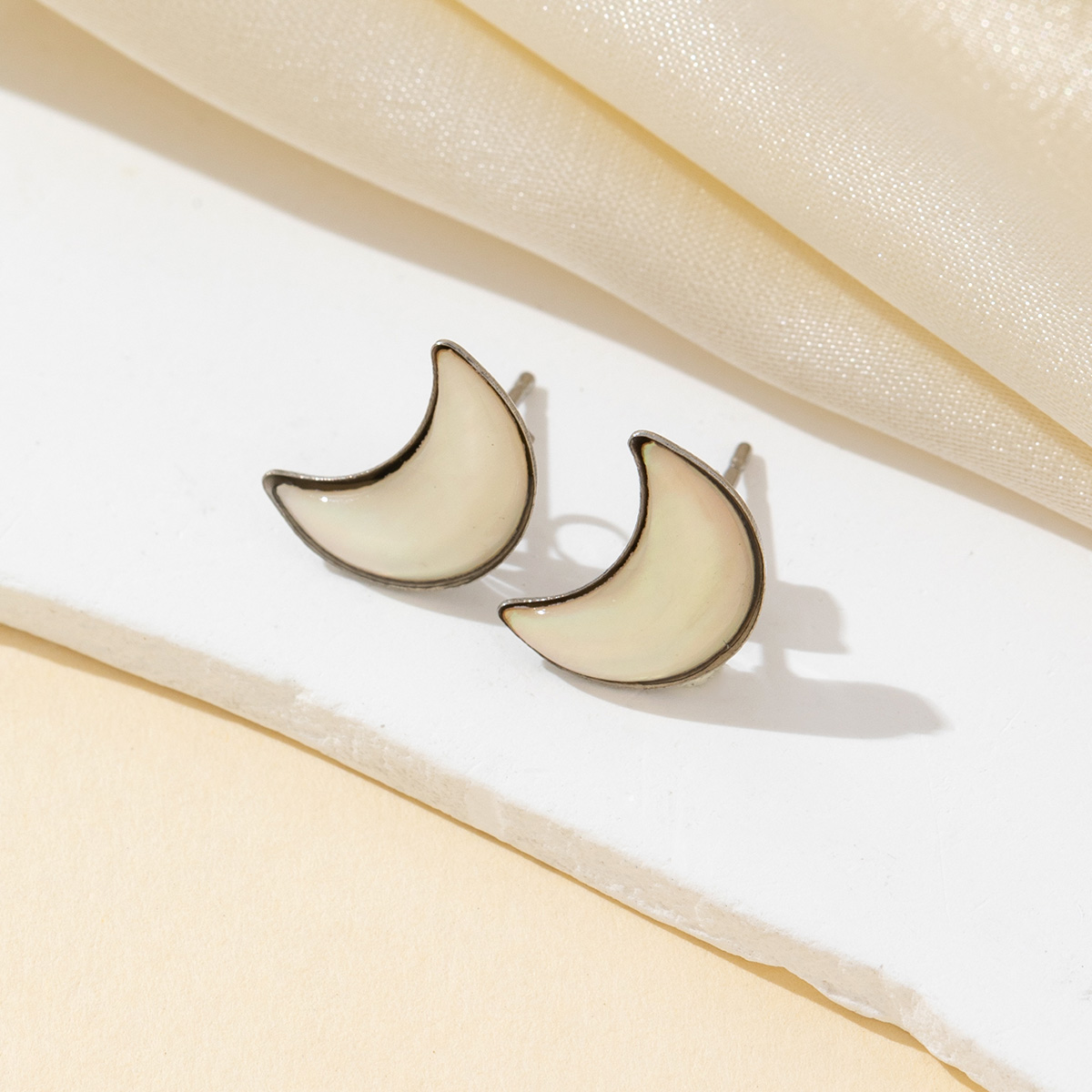 2pcs Natural Shell White Moon  - огляд і ціна Jewelry Making Place